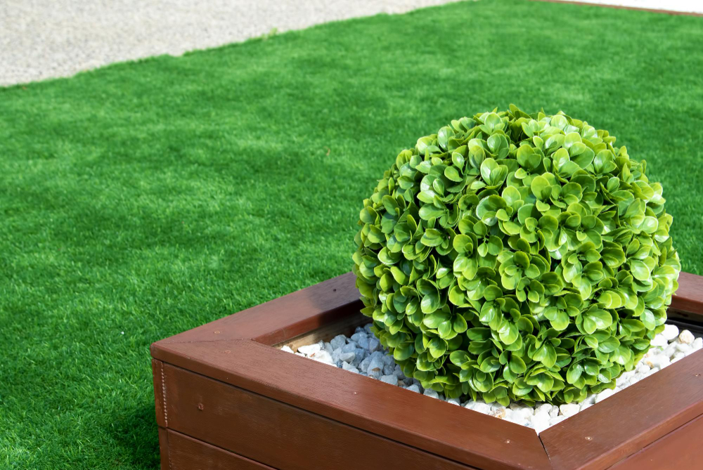 césped artificial con plantas naturales